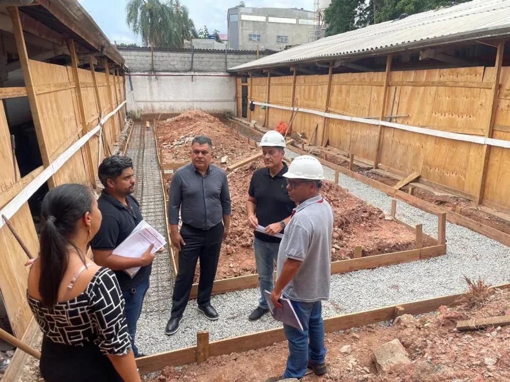 Novos secretários de Educação e de Obras vistoriam EMEB Paulo Freire e conferem obra de revitalização e ampliação. Foto: Ricardo Vaz/PMTS