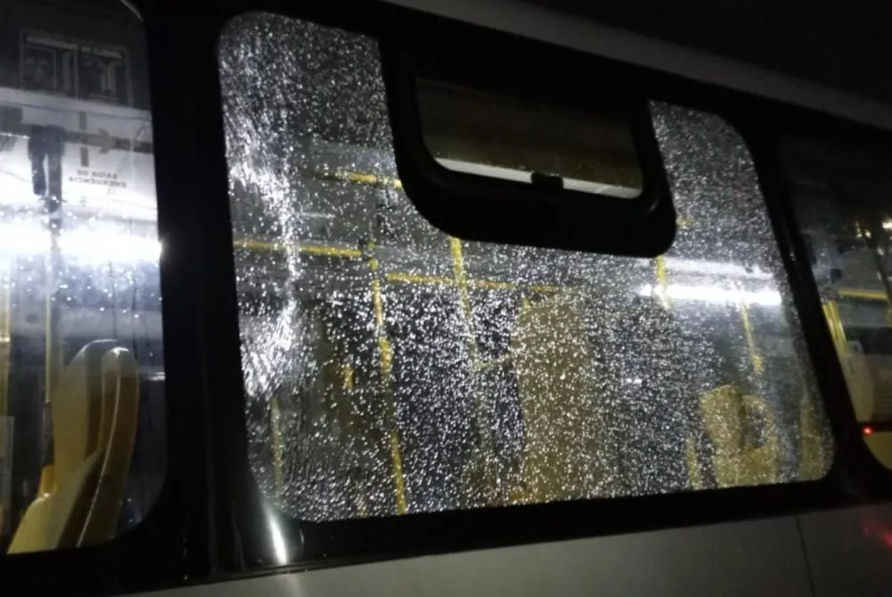 Ônibus sofrem ataques de vandalismo em Taboão da Serra