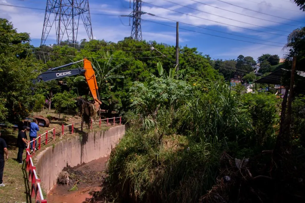 Prefeito Engenheiro Daniel determina que seja feita manutenção preventiva dos córregos e bueiros de Taboão - Foto: PMTS