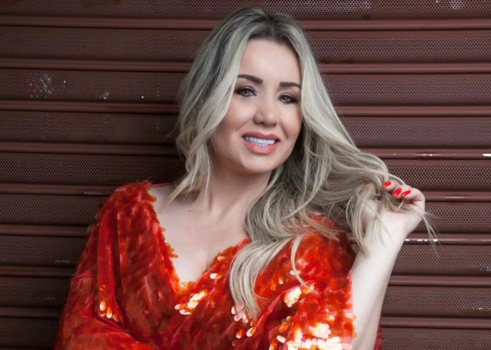 Cantora Tuta Guedes, conhecida por sua potência vocal e carisma no palco, promete um super show para não deixar ninguém parado - Foto: divulgação