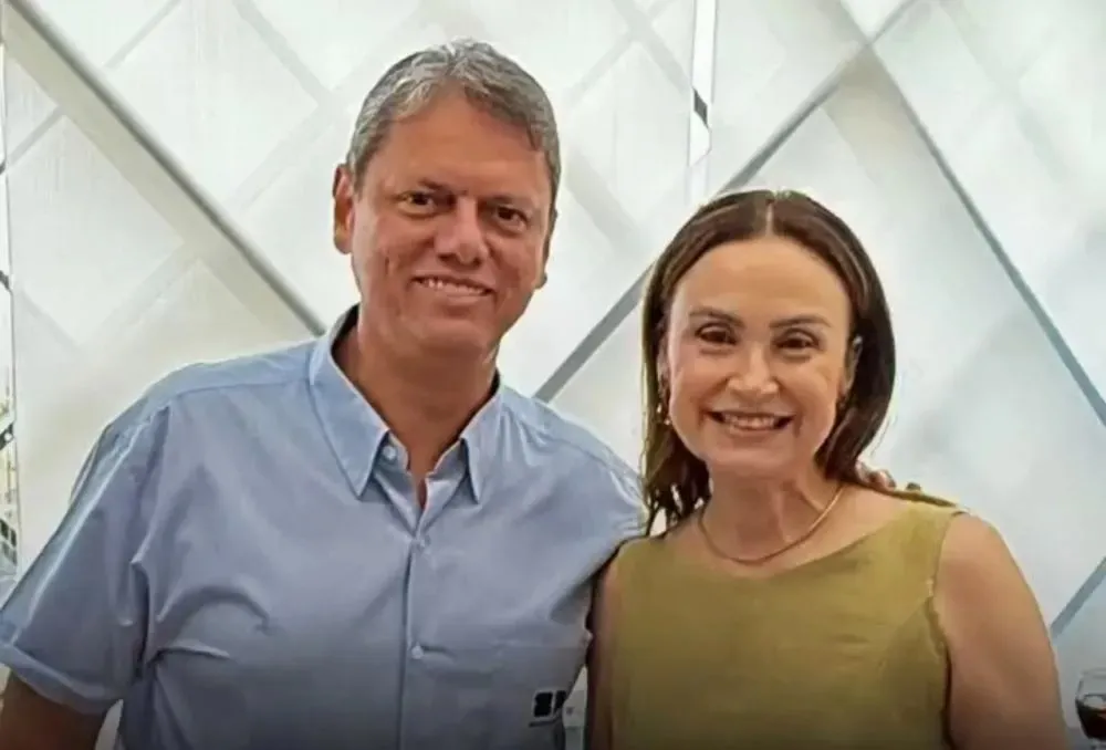 Governador Tarcísio de Freitas e a deputada estadual Analice Fernandes durante o anúncio do início das obras da extensão da Linha 4-Amarela do Metrô até Taboão da Serra.