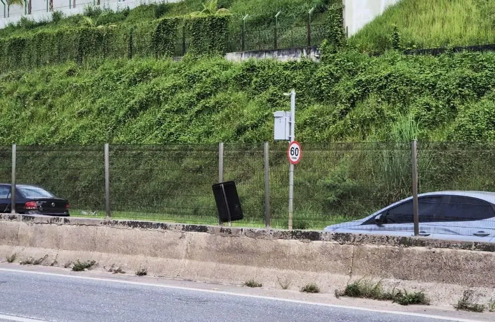 Radar implantado na Avenida Taboão da Serra na altura da empresa Repume - Foto: Charles Eliseu