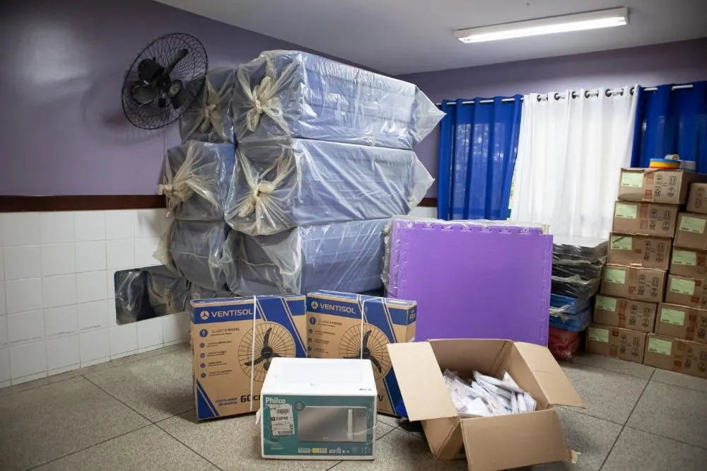 Prefeitura de Taboão da Serra realizou a entrega de quase 2 mil equipamentos para escolas municipais por meio do programa Escola Mais Bonita, reforçando a estrutura das unidades de ensino. Foto: PMTS