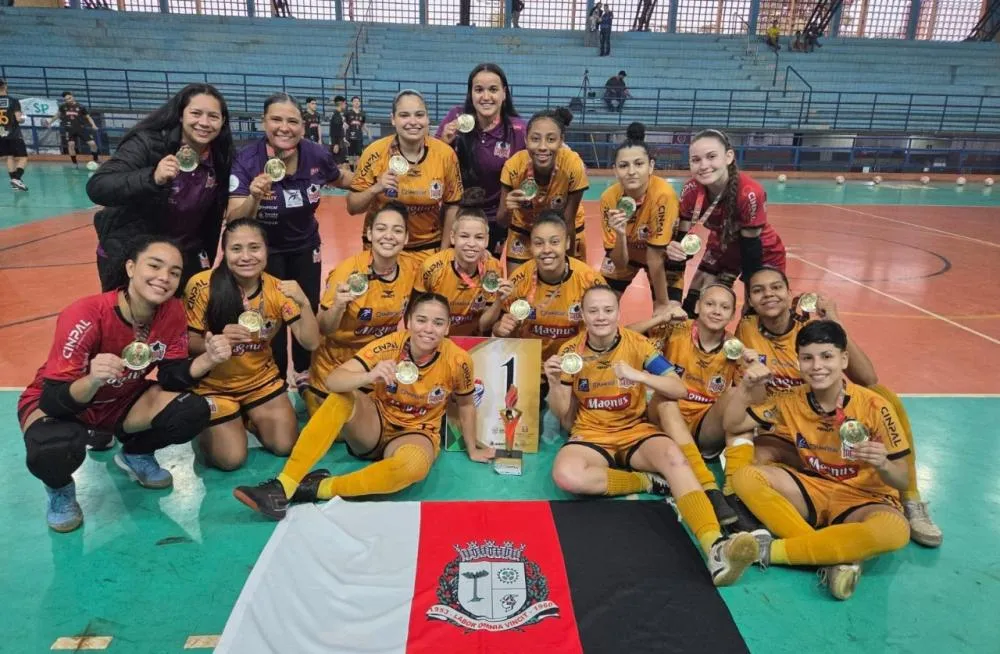 Time Sub-18 do E.C. Taboão Magnus comemora o pentacampeonato invicto dos Jogos Abertos da Juventude